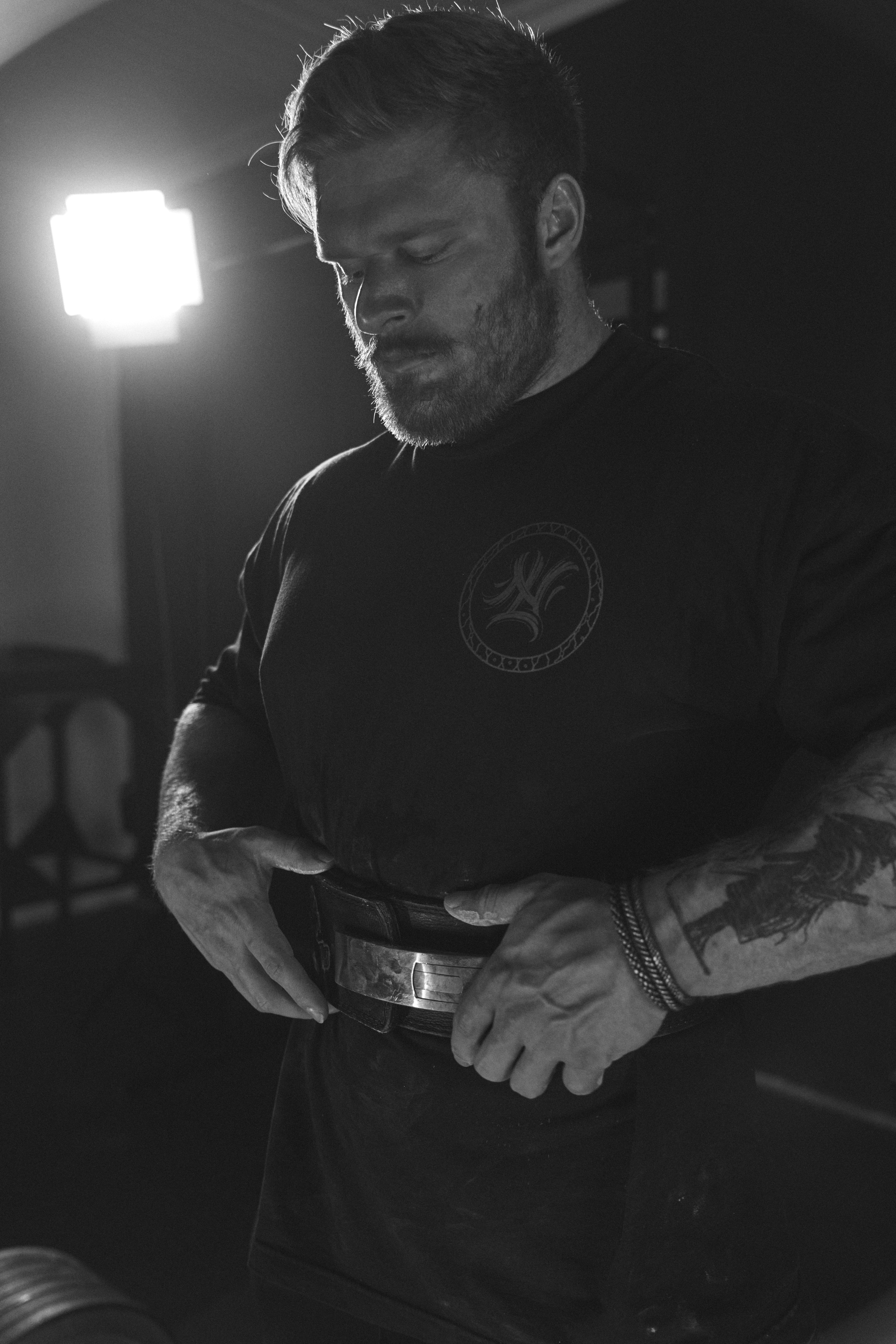 Colton Engelbrecht tightening his lifting belt